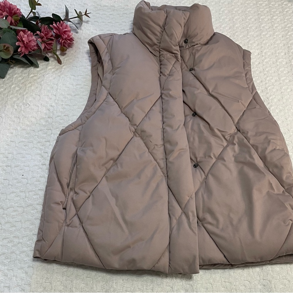 Women's‎ Quilted Puffer Vest - Soft Mauve
Size M~ Warm and Comfy Wear